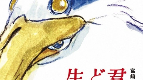 Белая птица с голубым глазом грозно смотрит вперёд