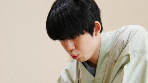 Юноша с чёрными волосами целеустремлённо смотрит вперёд