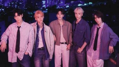 Пять юношей в обычной одежде смотрят вперёд