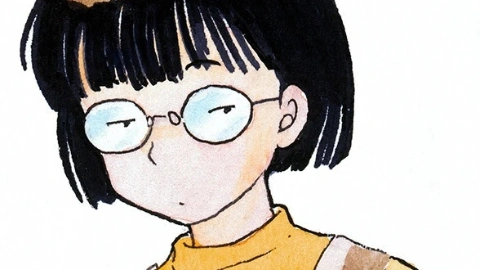 Женщина с чёрными волосами, в очках, в жёлтой кофте, подозрительно смотрит в сторону