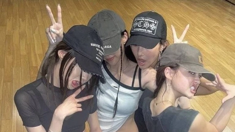 Четыре девушки в спортивной одежде и кепках весело проводят время вместе