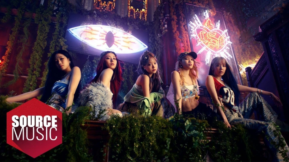 Пять девушек проводят время вместе