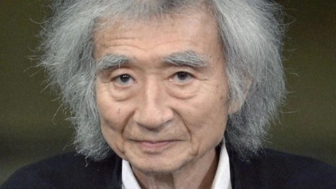 Седой мужчина с чёрными глазами, в белой рубашке и чёрной куртке, смотрит вперёд