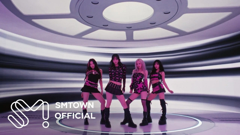 Четыре девушки в чёрно-розовых костюмах смотрят вперёд