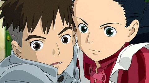 Мальчик с чёрными волосами и чёрными глазами испуганно прижимает к себе девушку с чёрными волосами и чёрными глазами, в красно-белом платье