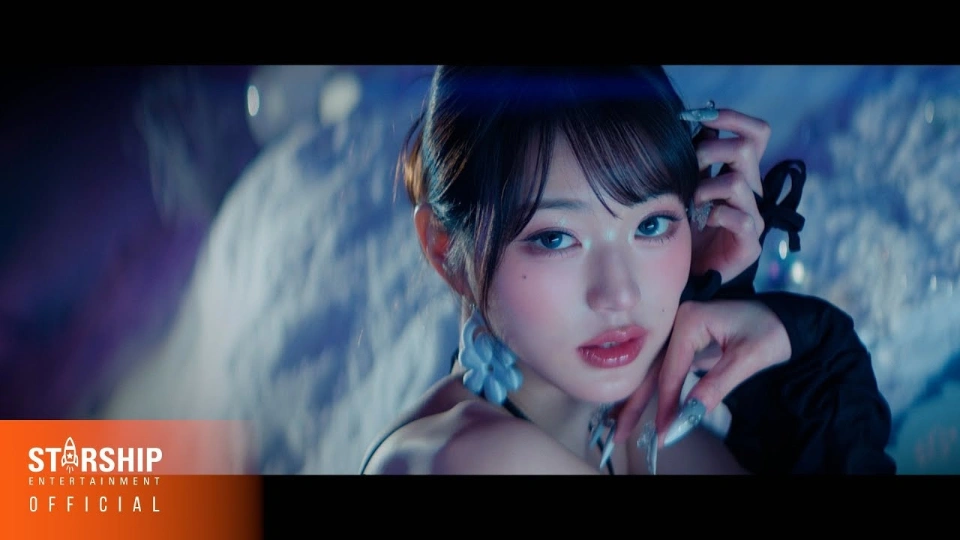 Девушка с чёрными волосами задумчиво смотрит вперёд