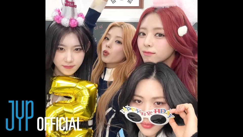 Четыре девушки радостно празднуют