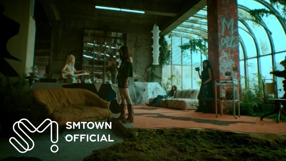 Четыре девушки находятся в заброшенном отеле