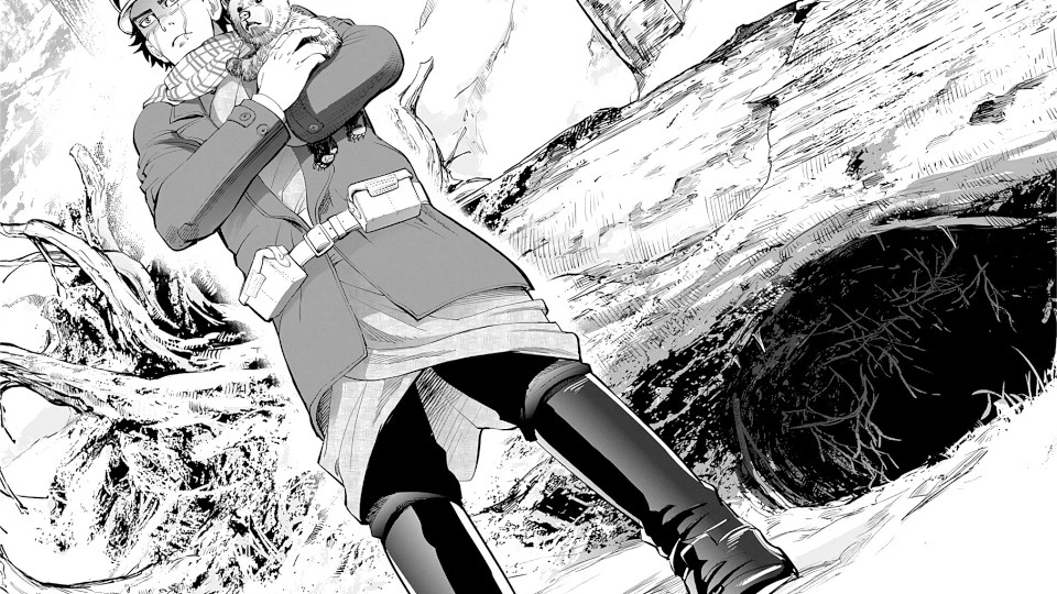 Мужчина в пальто, рядом с берлогой, держит в руках маленького медвежонка