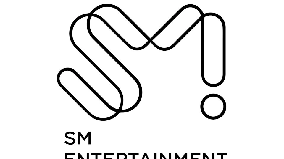 Надпись SM Entertainment