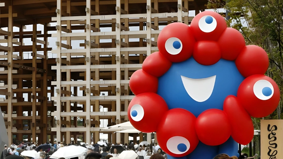 Огромное сине-красное чудище и толпа людей вокруг него