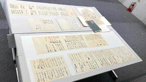 На столе лежат кусочки бумаги, на которых что-то написано