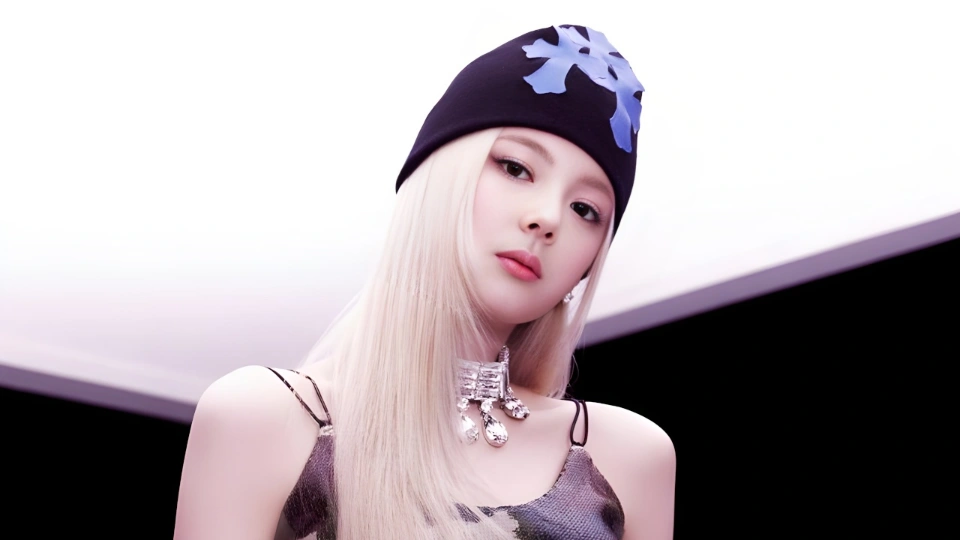 Девушка со светлыми волосами и чёрными глазами, в чёрной шапке, в лёгком платье, смотрит сверху вниз